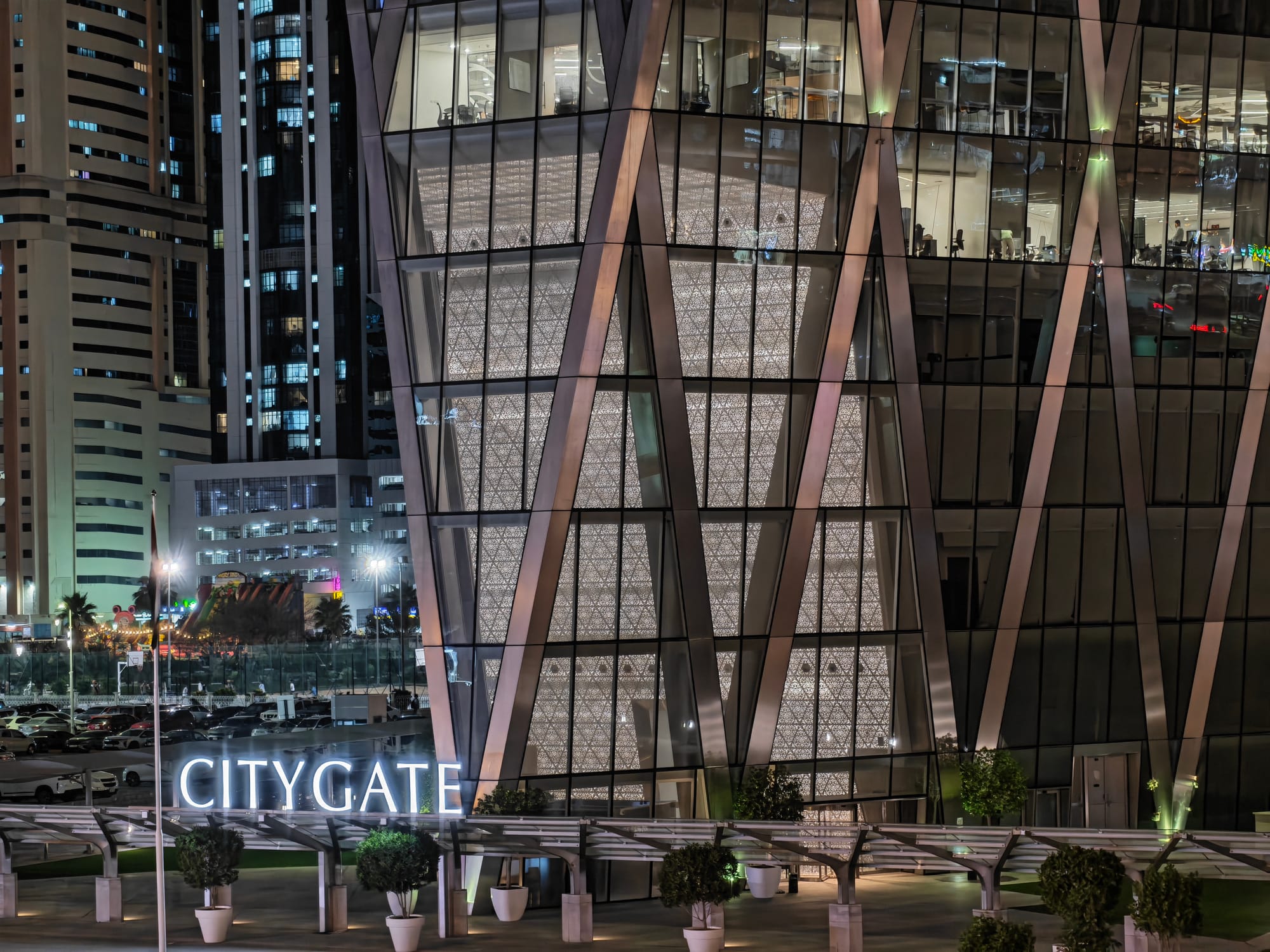 Honor 600 Pro placed on a table with a stylized background focused on its aesthetics.