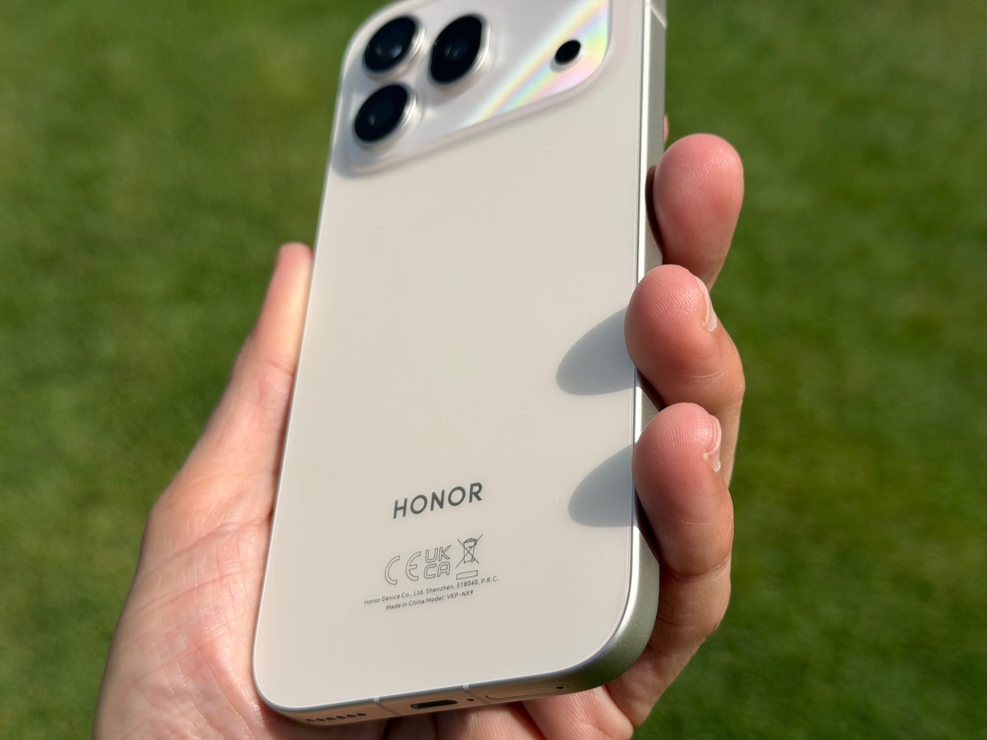 Close-up of the Honor logo on the back of the smartphone, highlighting its design.
