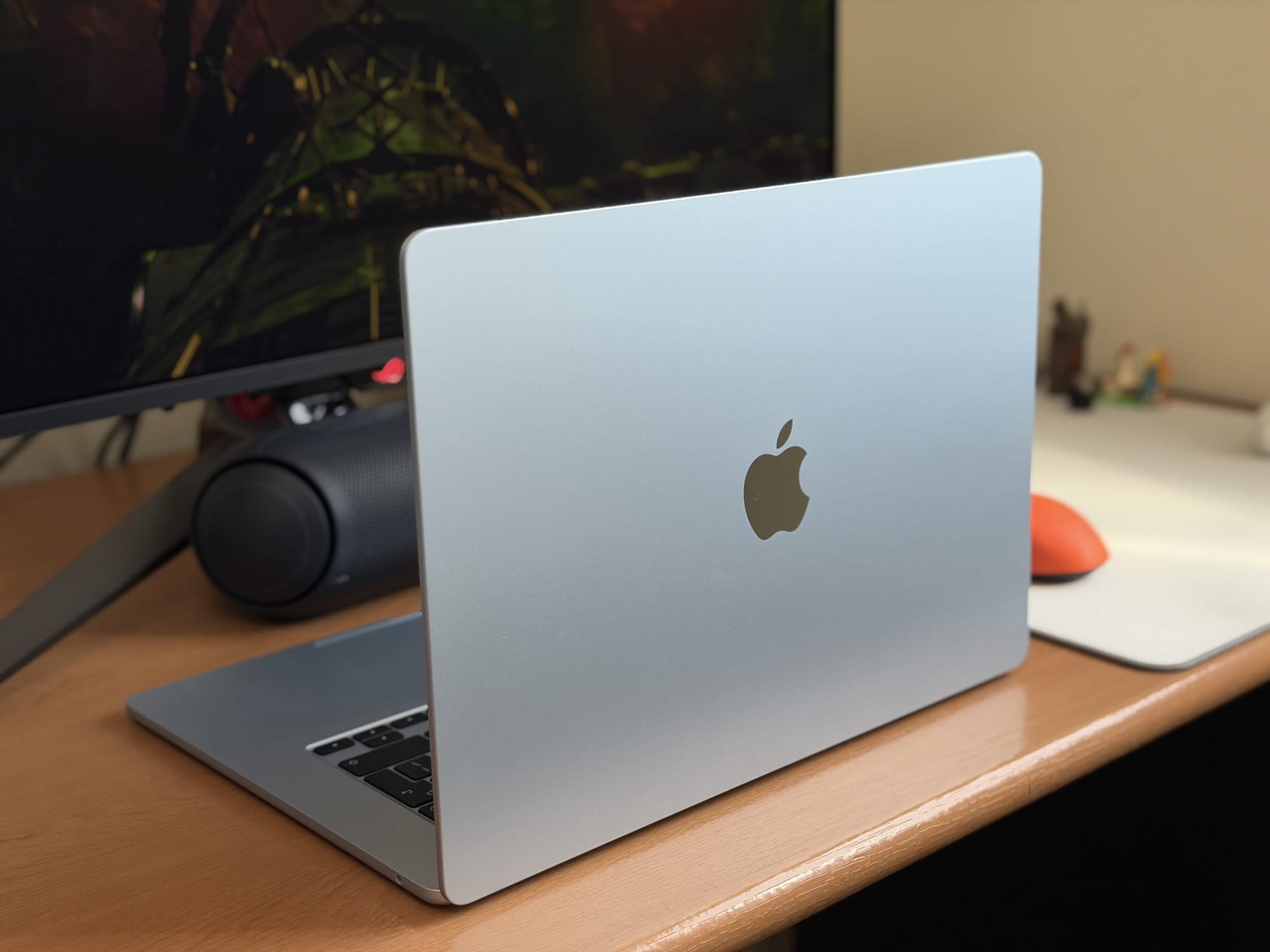 Back view of the MacBook Air 15” showing the Apple logo on the lid with a speaker visible.