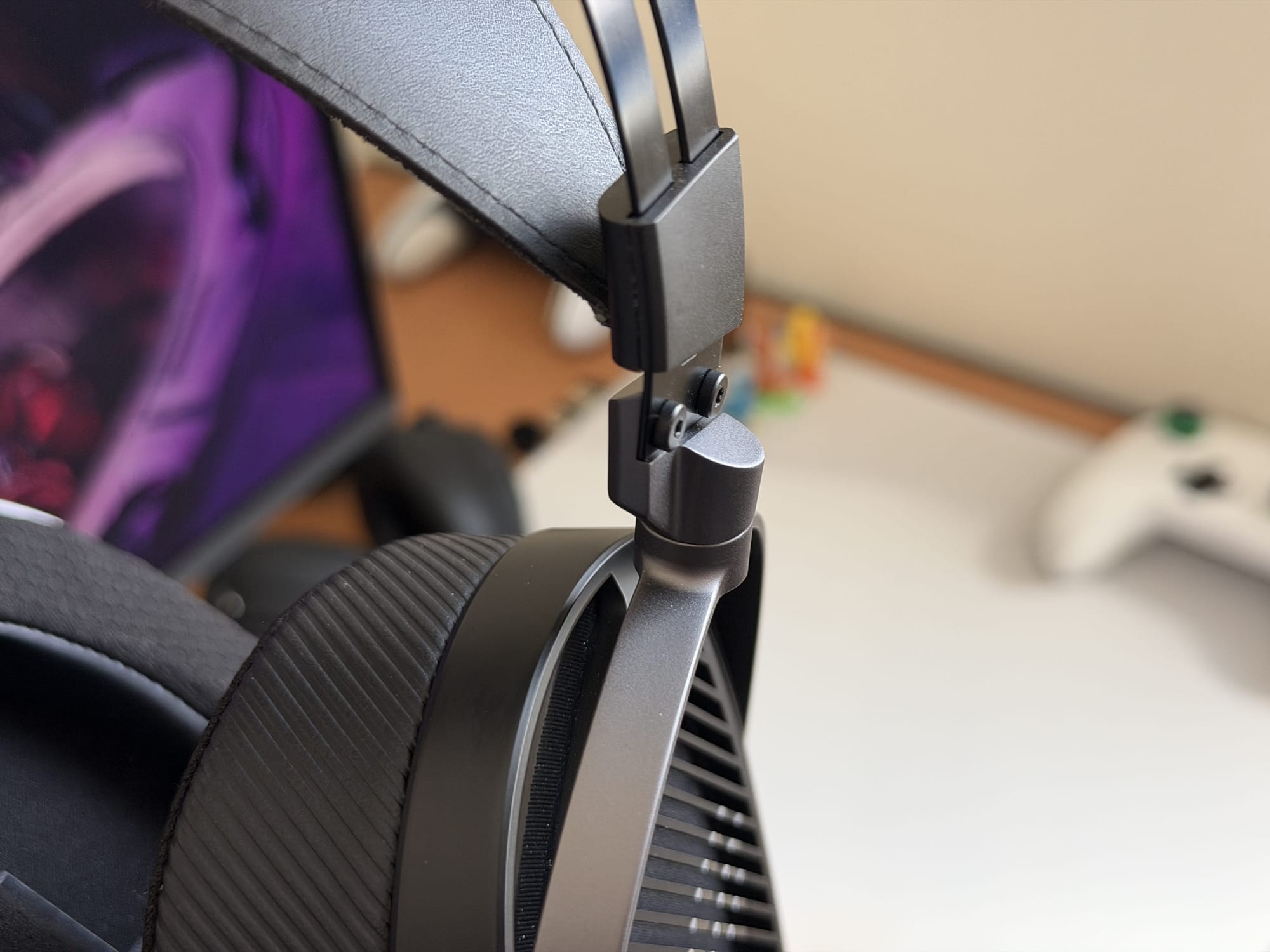 Detailed view of the adjustment mechanism on the Asus ROG Kithara headset.