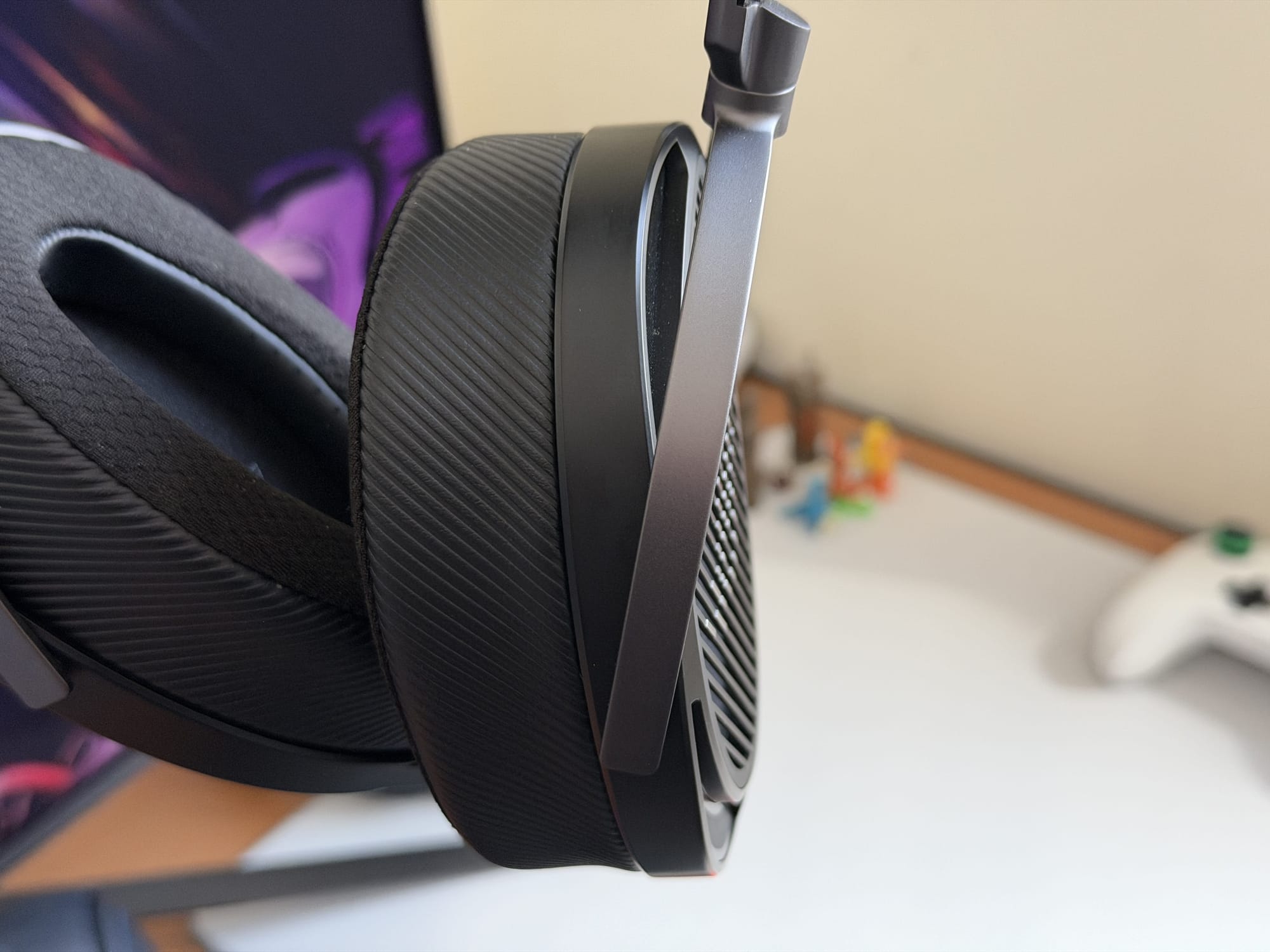 Side view of the Asus ROG Kithara headset, showing its sleek design.