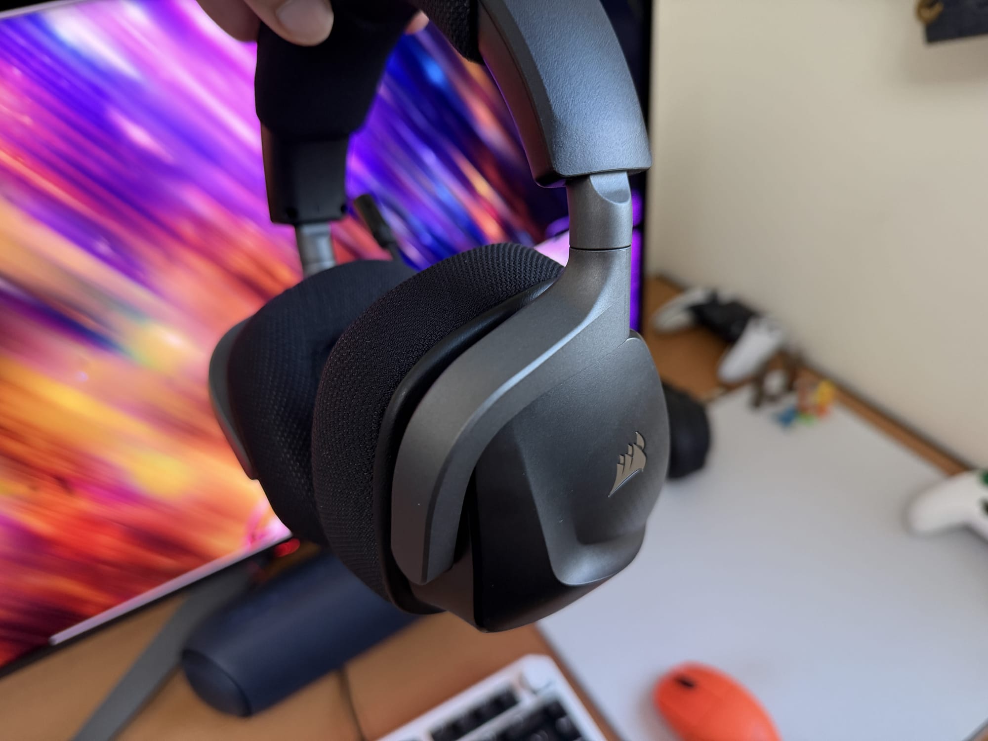 Corsair Void v2 MAX Wireless headset from the front, highlighting ear cushions.