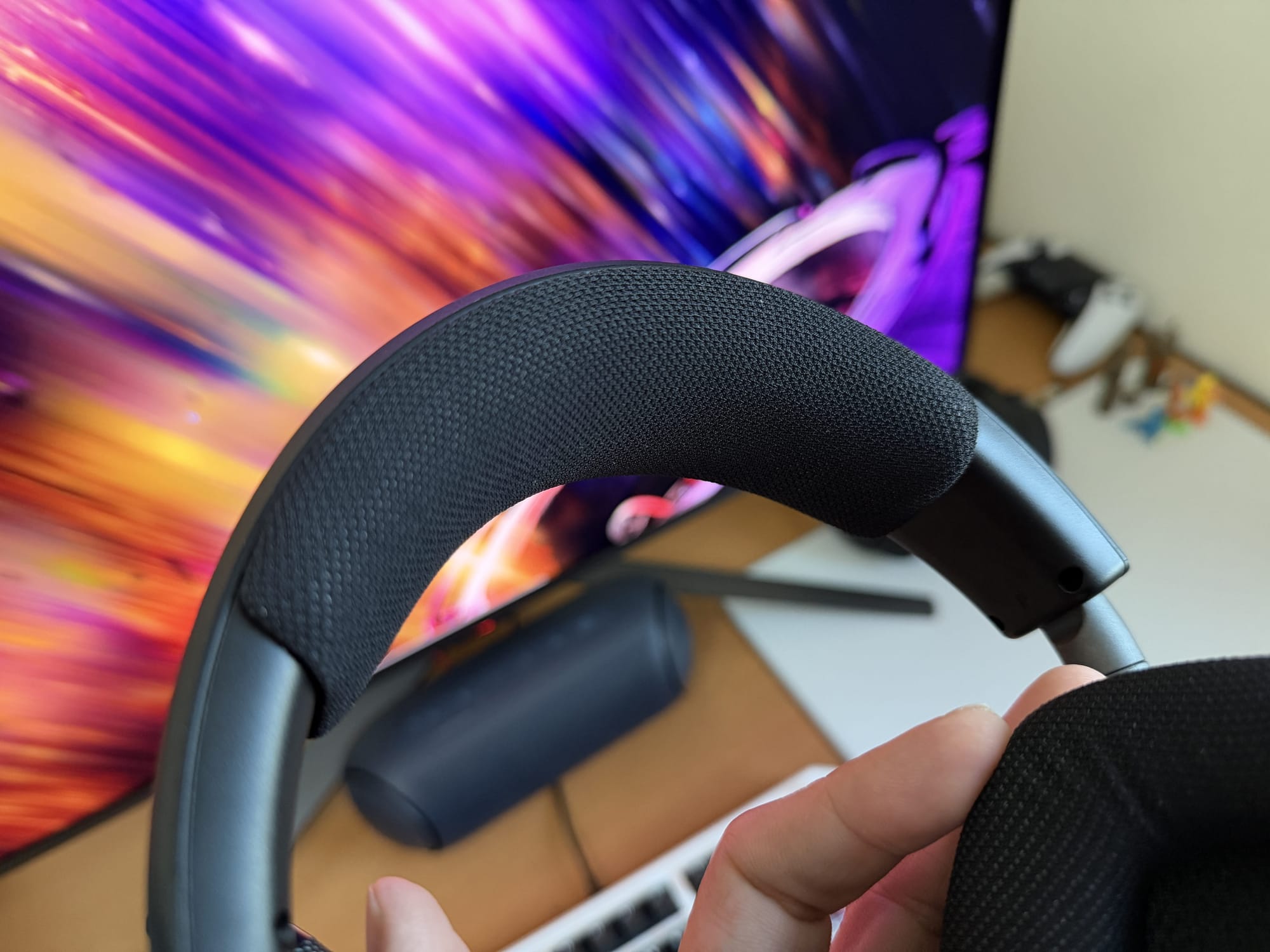 Top view of Corsair Void v2 MAX Wireless headset's headband.