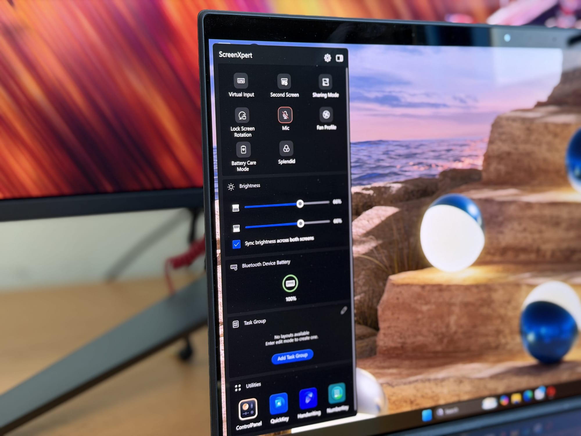 Screen settings interface on ASUS ZenBook Duo demonstrating screen options and controls