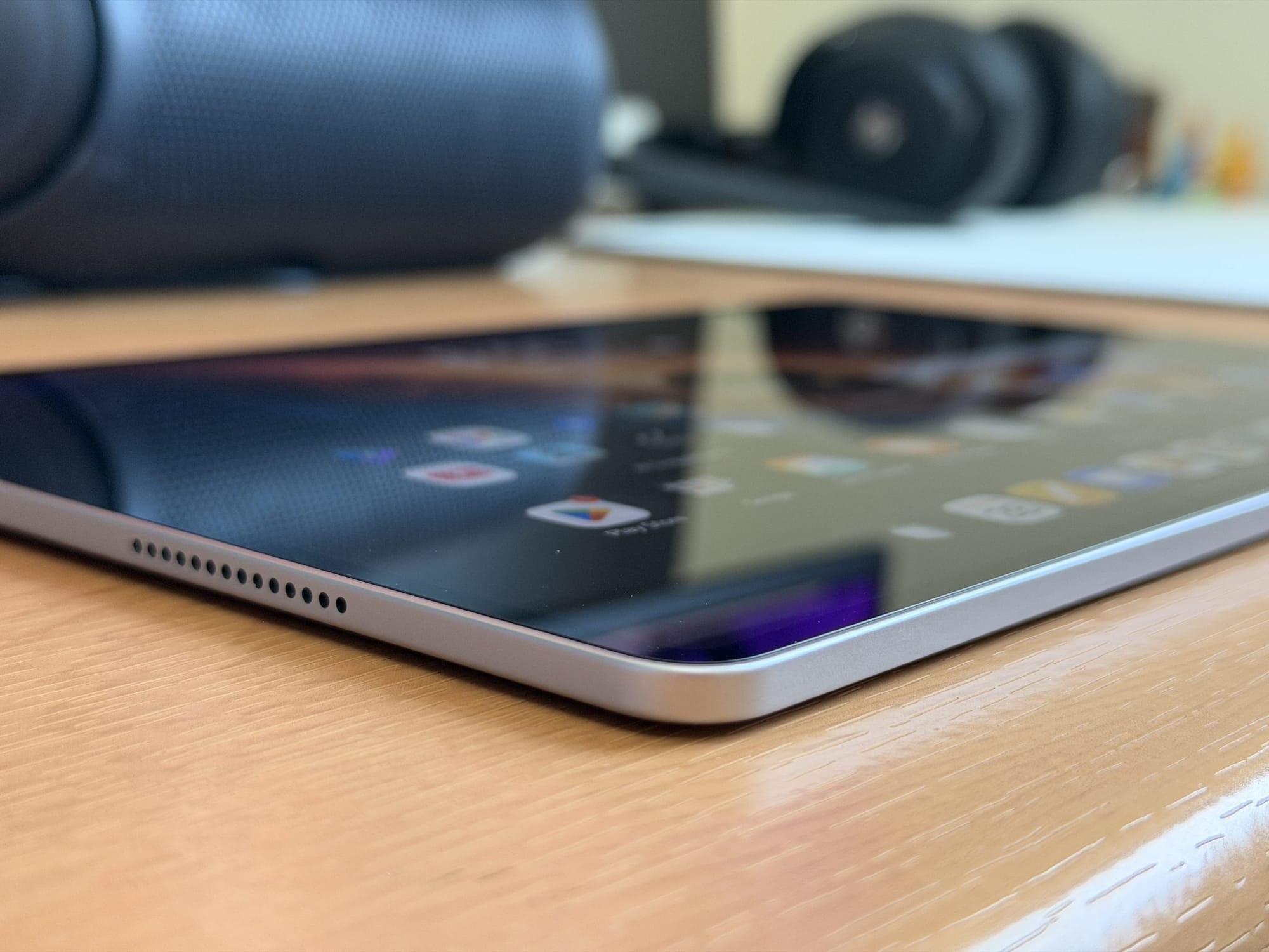 Side view of Honor MagicPad 4 showing app icons on the screen.