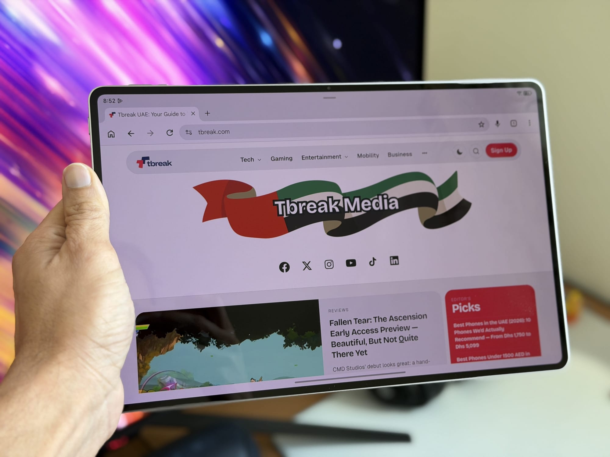 Honor MagicPad 4 displaying Tbreak Media website on its screen.