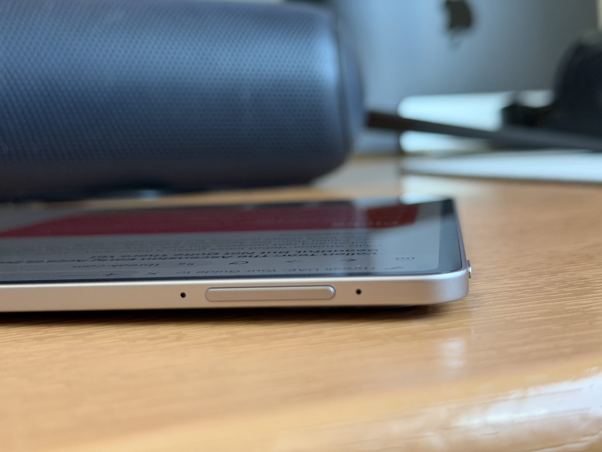 Side view of Honor MagicPad 4 showing volume button and speaker grill.