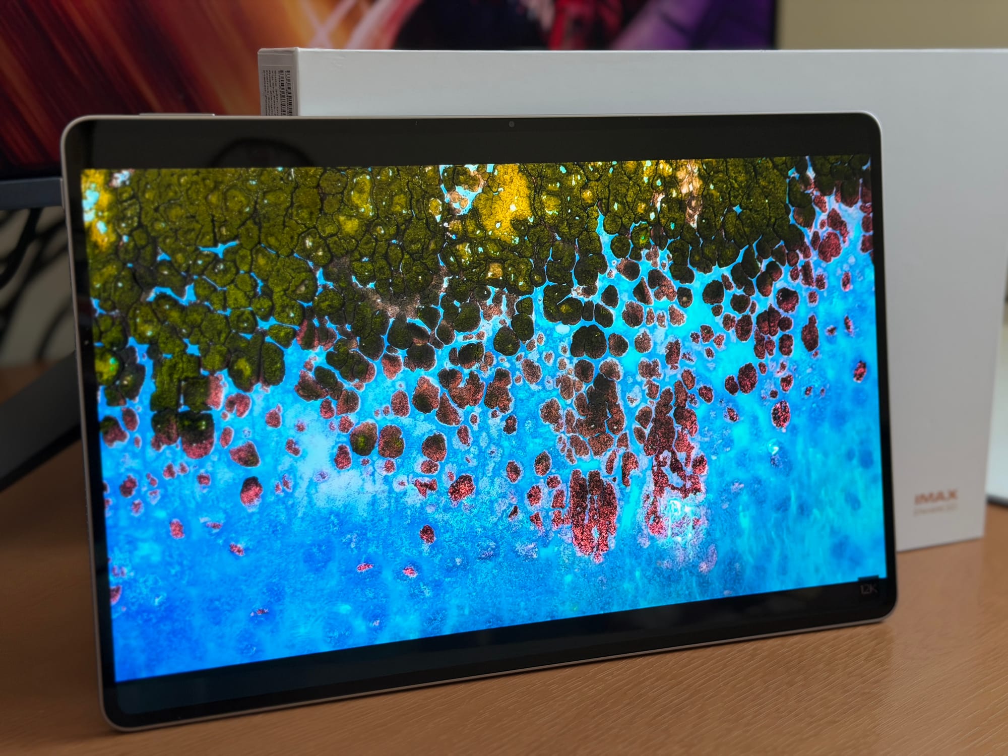 Honor MagicPad 4 displaying colorful abstract wallpaper.