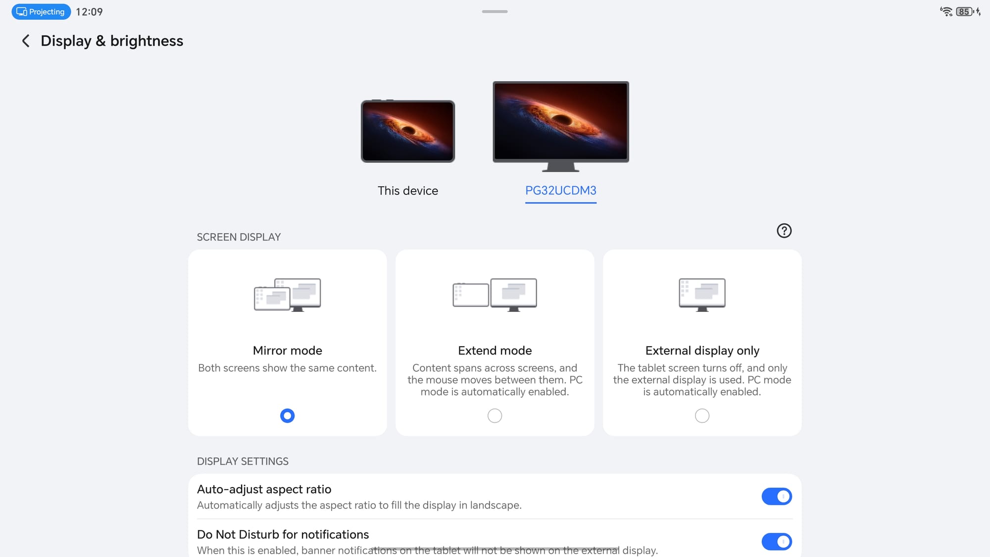 Display settings menu on Honor MagicPad 4 with screen mode options visible.