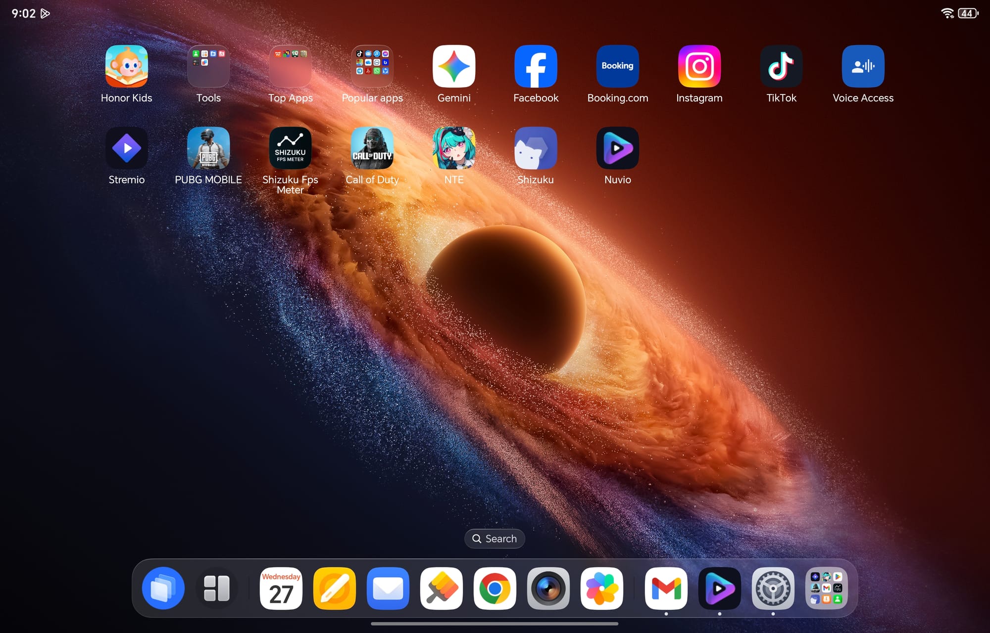 Honor MagicPad 4 home screen showcasing app icons and a cosmic background.
