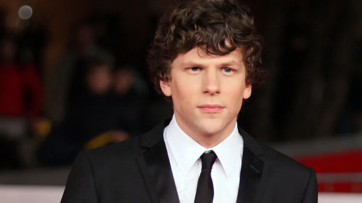 Jesse Eisenberg discusses The Social Reckoning amid controversies about Mark Zuckerberg.