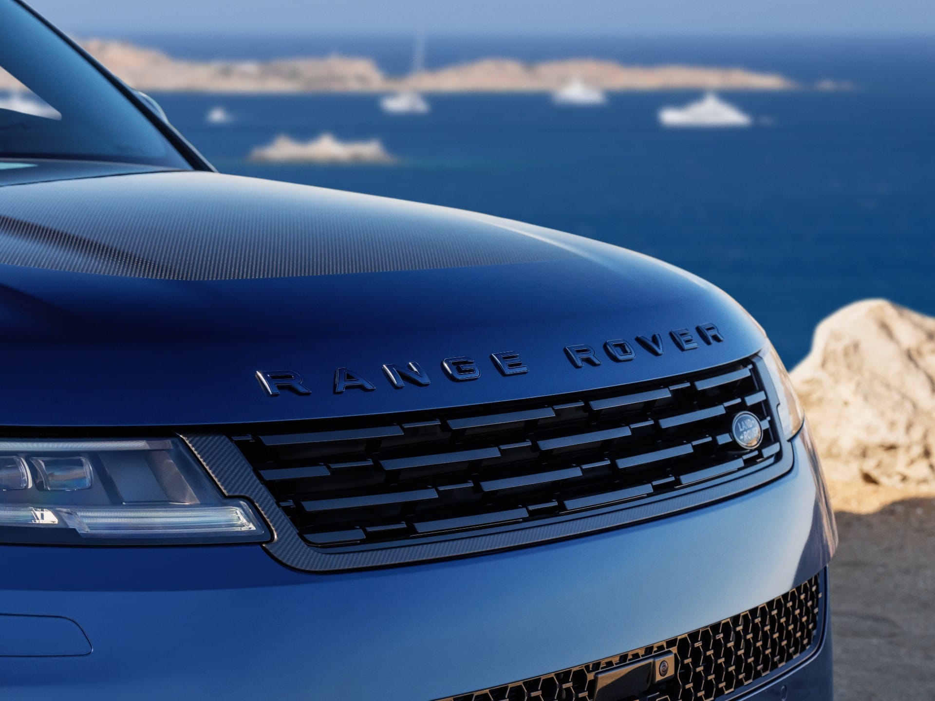 Range Rover Mirror Paint: Hand-Crafted Mirror-Like Finish Arrives for Bespoke UAE Buyers