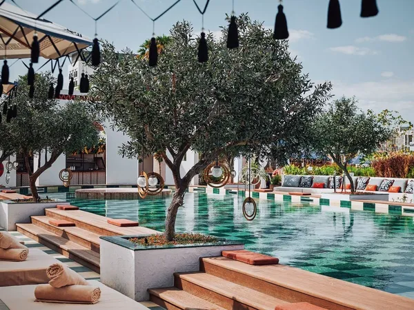 J1 Beach Dubai: The Ultimate Guide to Restaurants, Beach Clubs, and Pools