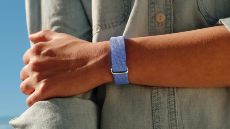 Google's new $100 Fitbit Air has no screen — and it's brilliant