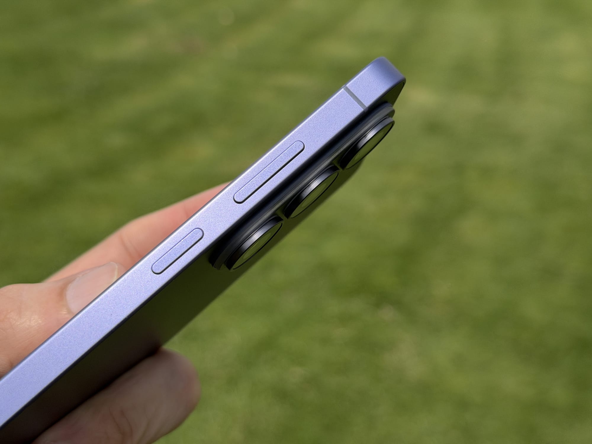 Side view of Samsung S26 Ultra, focusing on volume and power buttons.