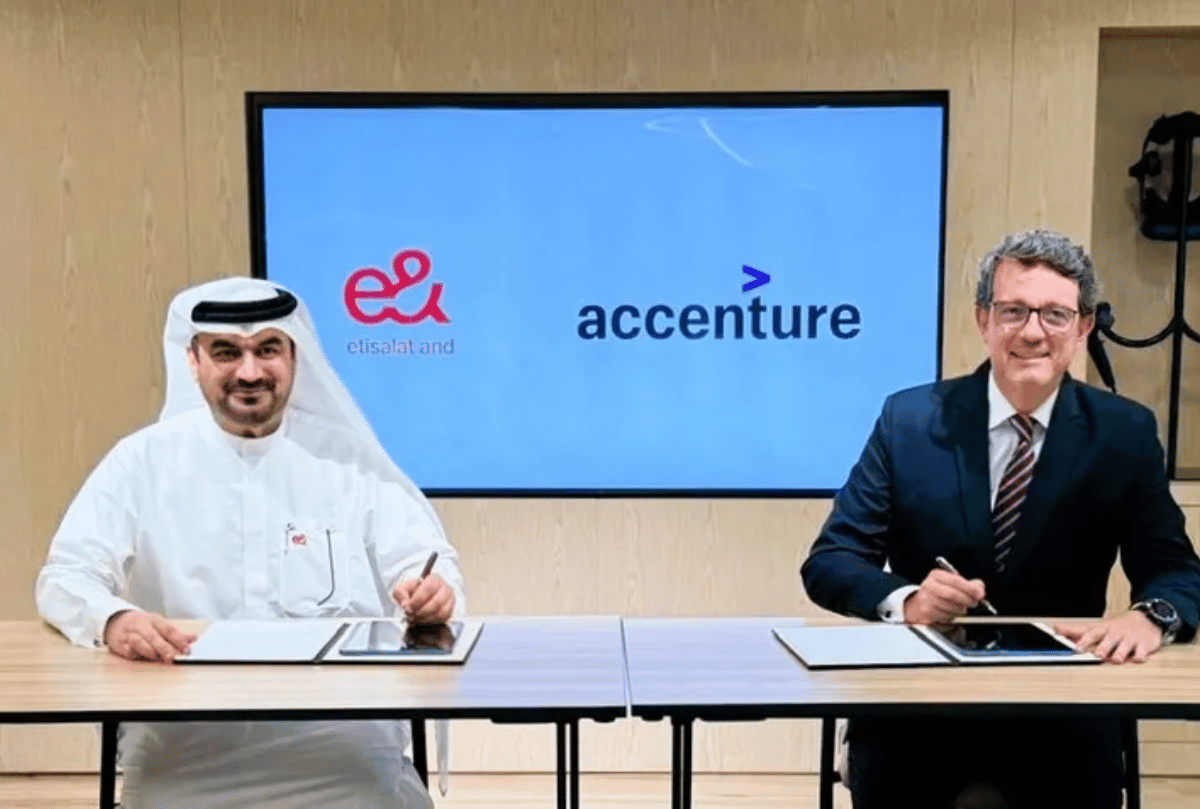 e& UAE and Accenture representatives sign an AI transformation partnership agreement