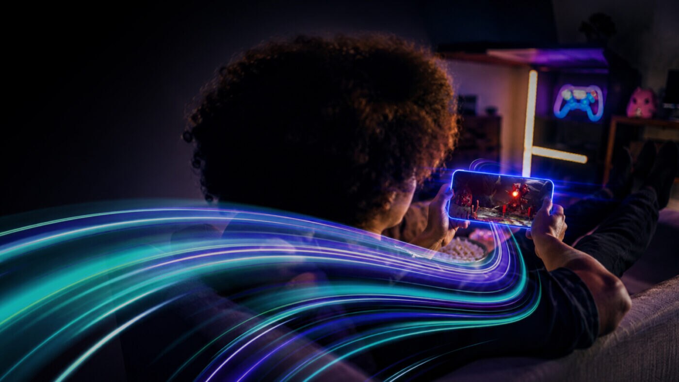 Mobile gamer using a smartphone with Arm Mali G2-Ultra NX graphics